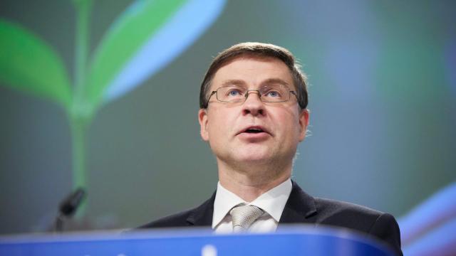 El vicepresidente económico de la Comisión, Valdis Dombrovskis, durante la rueda de prensa de este miércoles