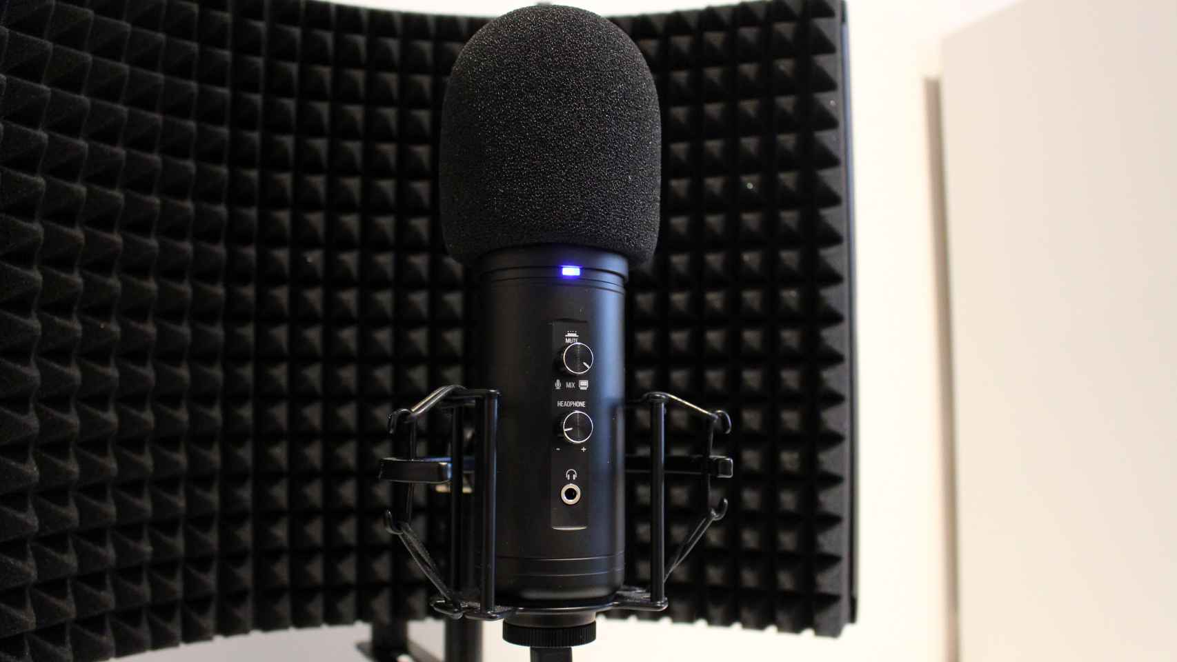 El micrófono incluye botones para un control más directo.