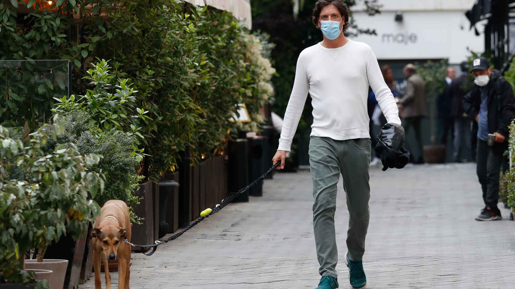 Luis Medina paseando a su perro con 'look casual' en Madrid, donde reside.