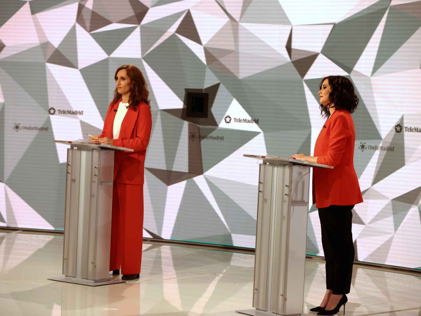Isabel Díaz Ayuso y Mónica García durante el debate.