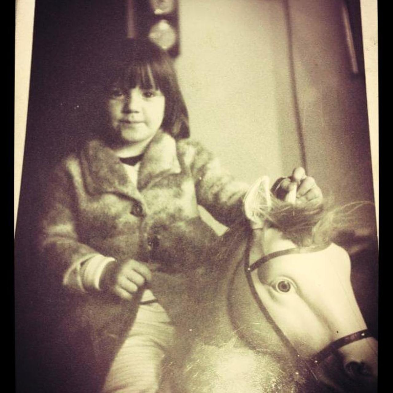 La actriz en una foto de niña compartida en su cuenta de Instagram.