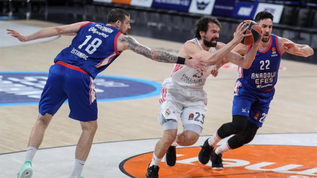 Sergio Llull penetrando ante Anadolu Efes