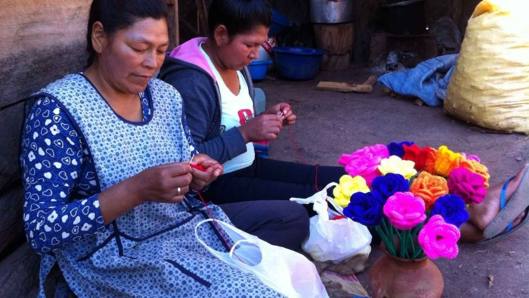 En su casa en Pampaconga enseña a tejer flores a sus compañeras.
