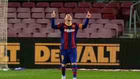 Messi celebra su gol señalando al cielo