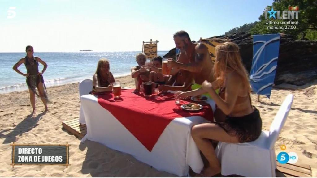 Los del Barco Encallado comiendo la barbacoa.