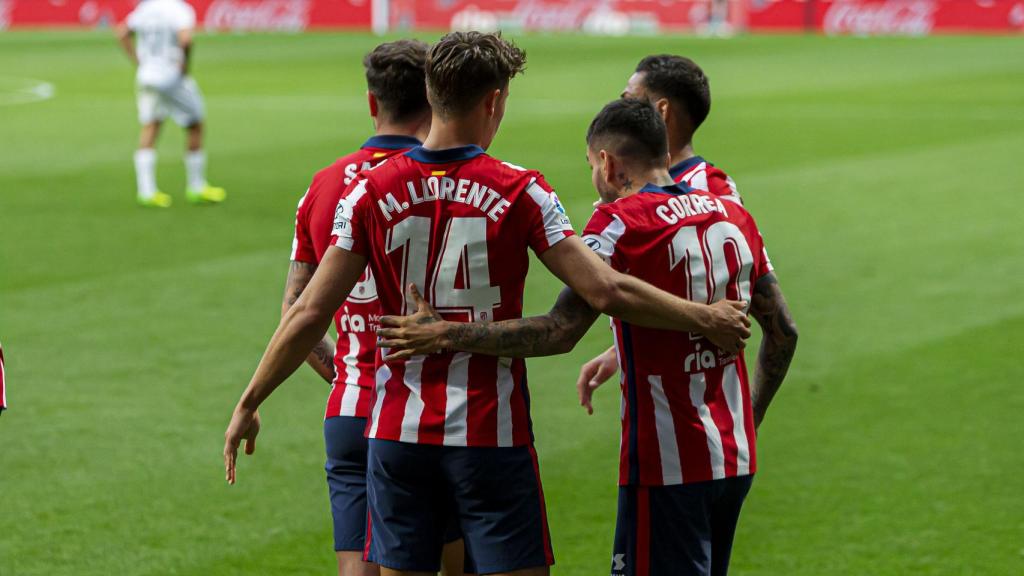 Los jugadores del Atlético abrazan a Correa tras su gol