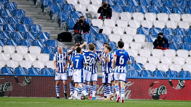 La plantilla de la Real Sociedad celebrando su gol