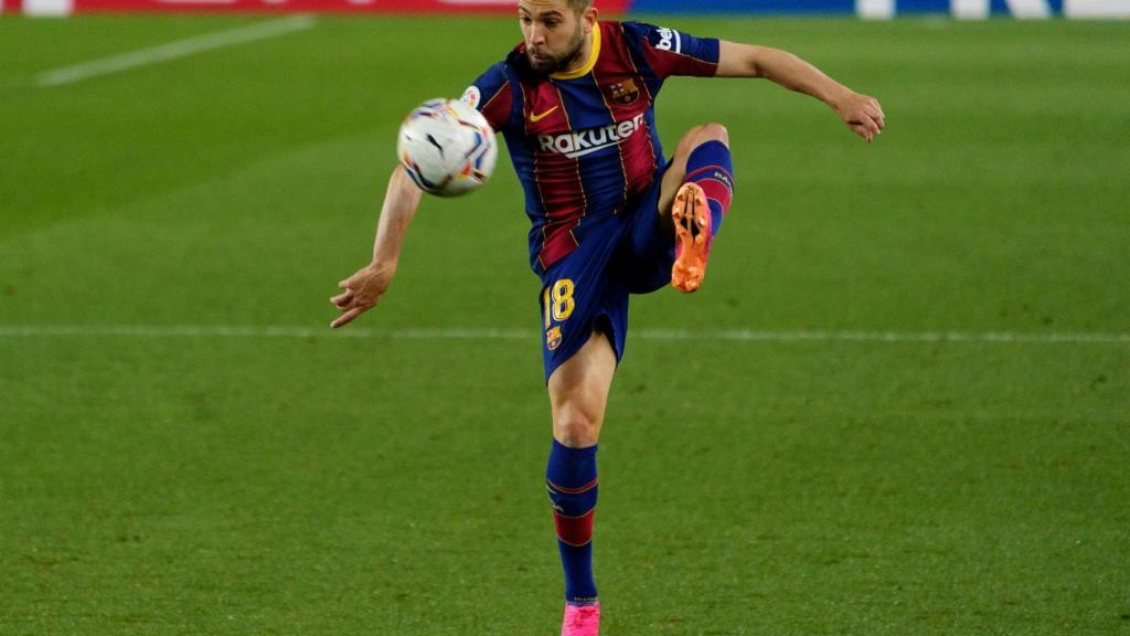 Jordi Alba, bajando un balón