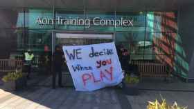 Ultras del Manchester United protestan en la ciudad deportiva contra los propietarios del club