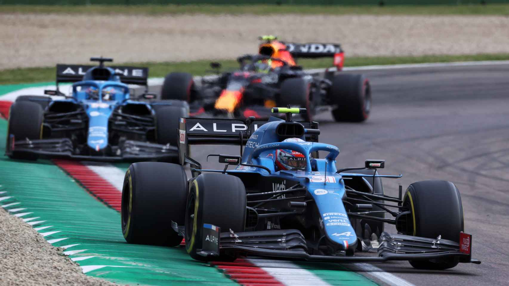 Ocon rueda por delante de Fernando Alonso en Imola