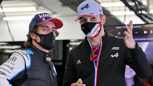 Fernando Alonso y Ocon en el box de Alpine