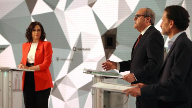 Los candidatos a la presidencia de la Comunidad de Madrid, (i-d) Isabel Díaz Ayuso, Ángel Gabilondo y Edmundo Bal, durante el inicio del debate de este miércoles en Telemadrid.