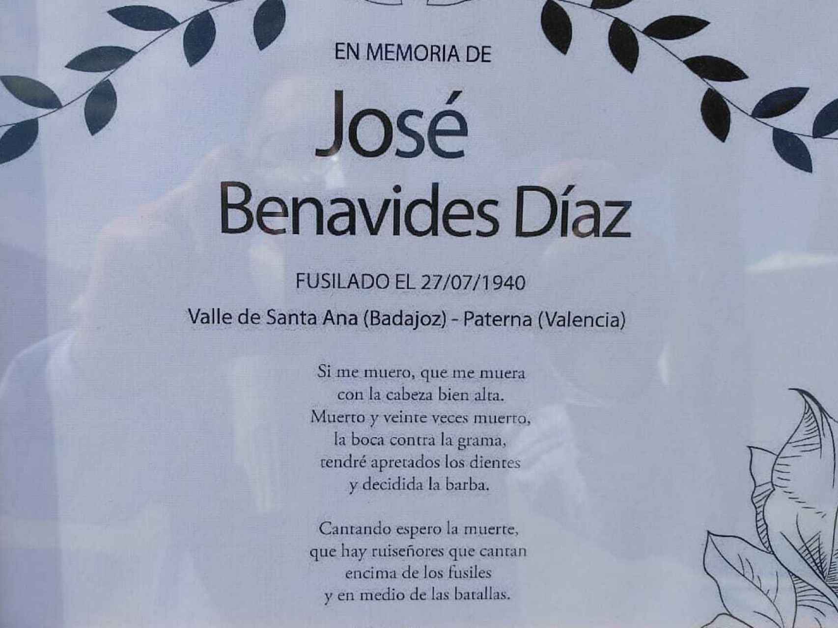 Inscripción en honor a José Benavides, con un poema de Miguel Herández.