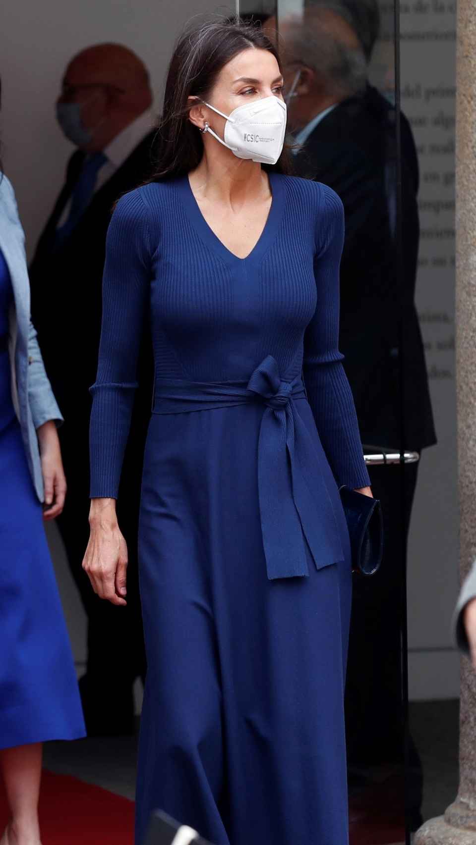 La Reina luciendo el vestido ya sin abrigo.
