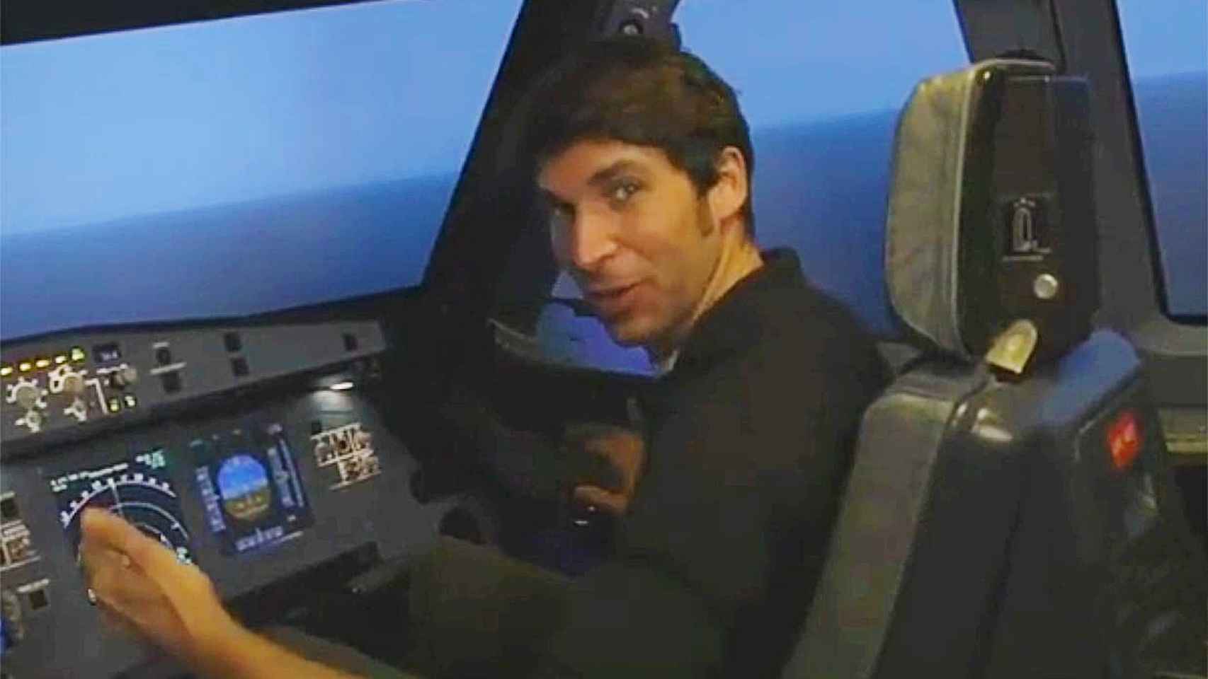 Cayetano asiste a un curso para sacarse la licencia para ser piloto privado de avión.