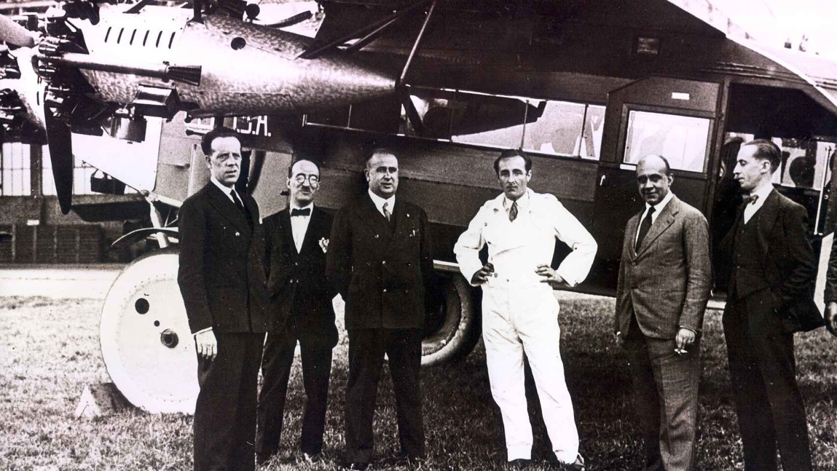 Pasajeros y tripulación junto a un Fokker F.VII de CLASA. Fuente: Mitma.