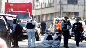 Agentes de la policía francesa cerca de la entrada de la comisaría de Rambouillet donde ha tenido lugar el ataque.