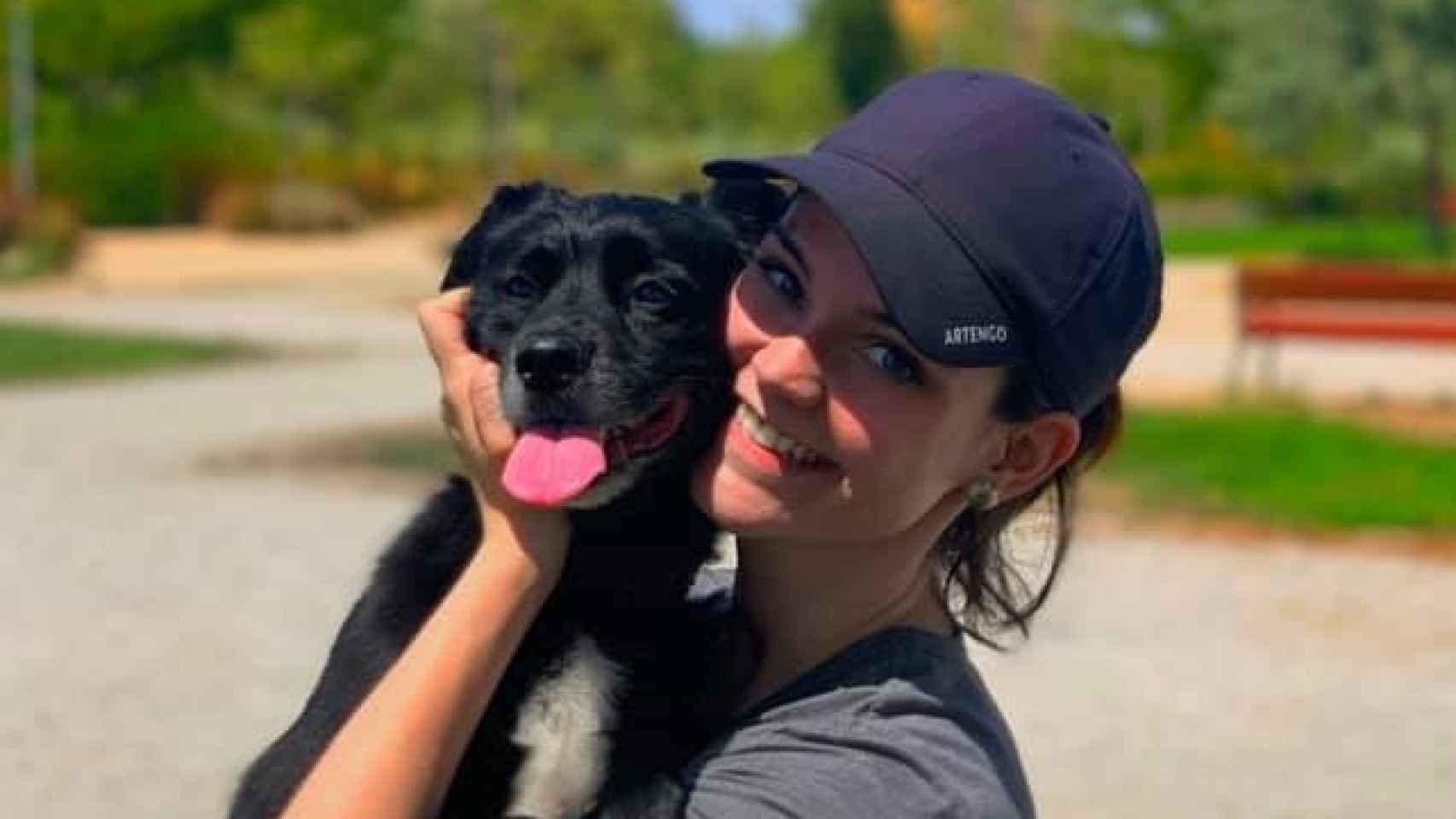 Sofía junto a su perro, Bruno.
