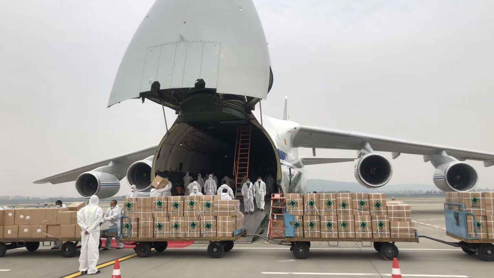 Varias personas descargando material sanitario de Rypo de un avión.