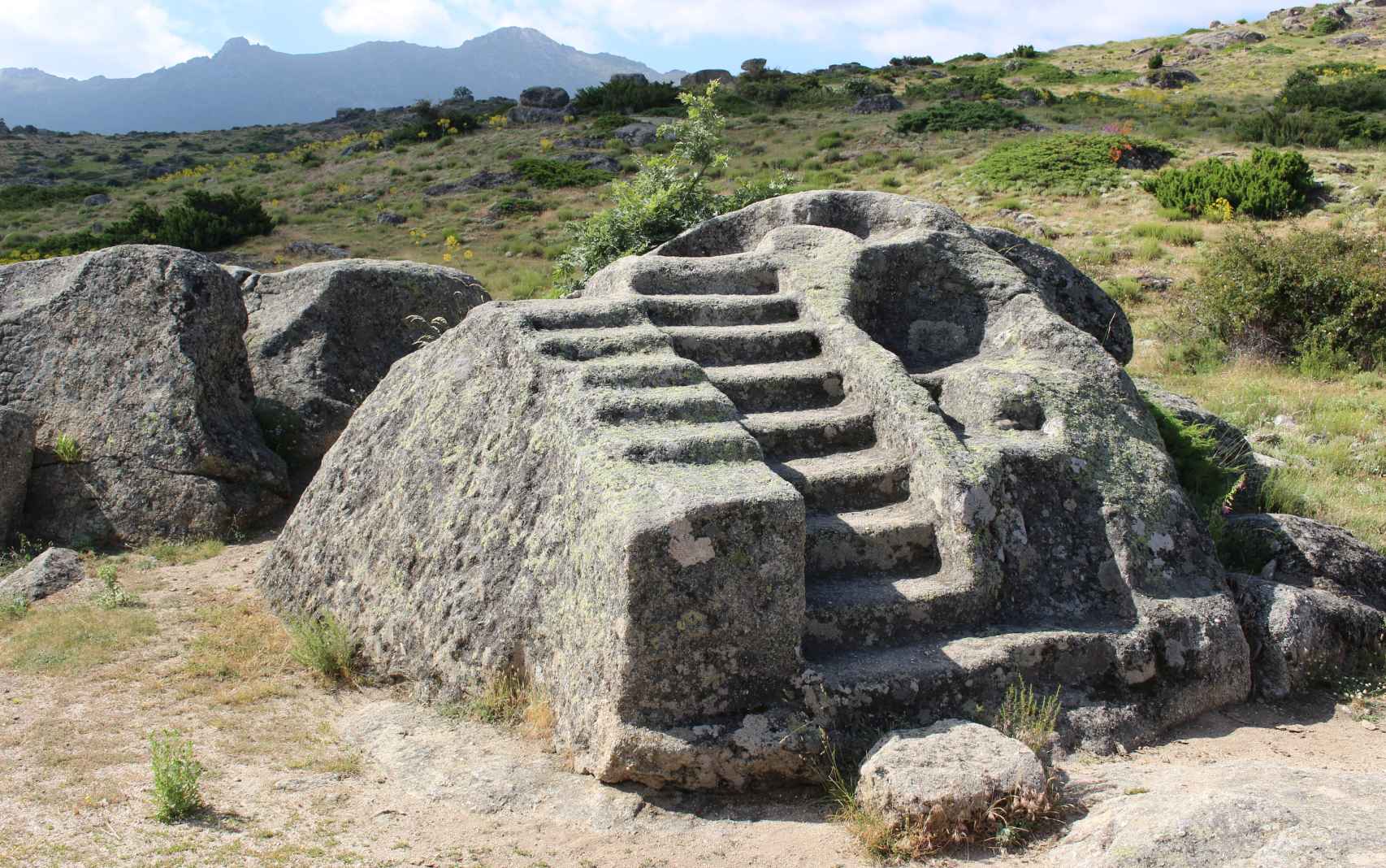 Altar rupestre escalonado en el que los habitantes de Ulaca practicaron sacrificios.