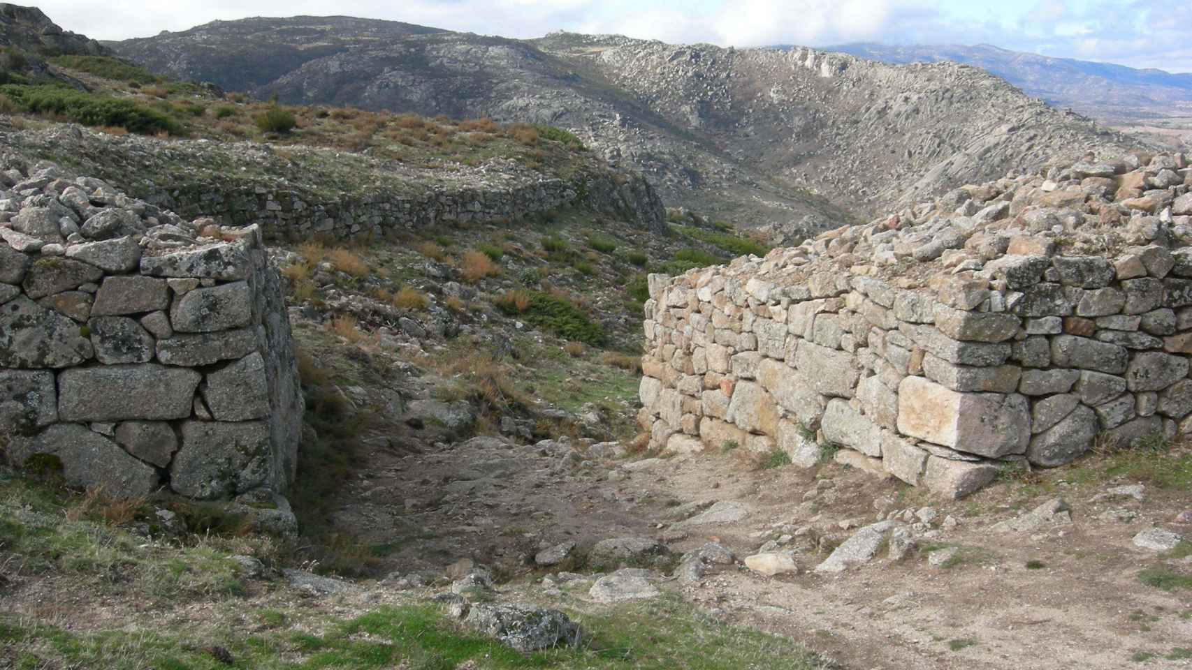 Muralla y puerta que integraban el recinto defensivo del 'oppidum'.