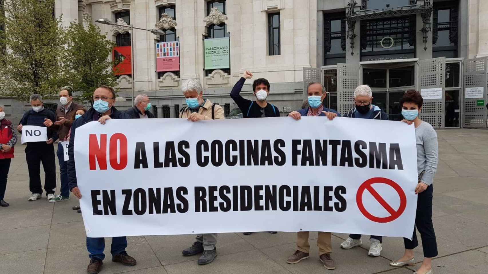 Vecinos de Tetuán manifestándose contra las cocina 'fantasma'.
