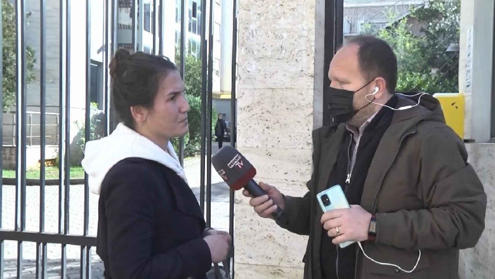 Majlinda Sula, hermana del finado, entrevistada por la televisión albanesa