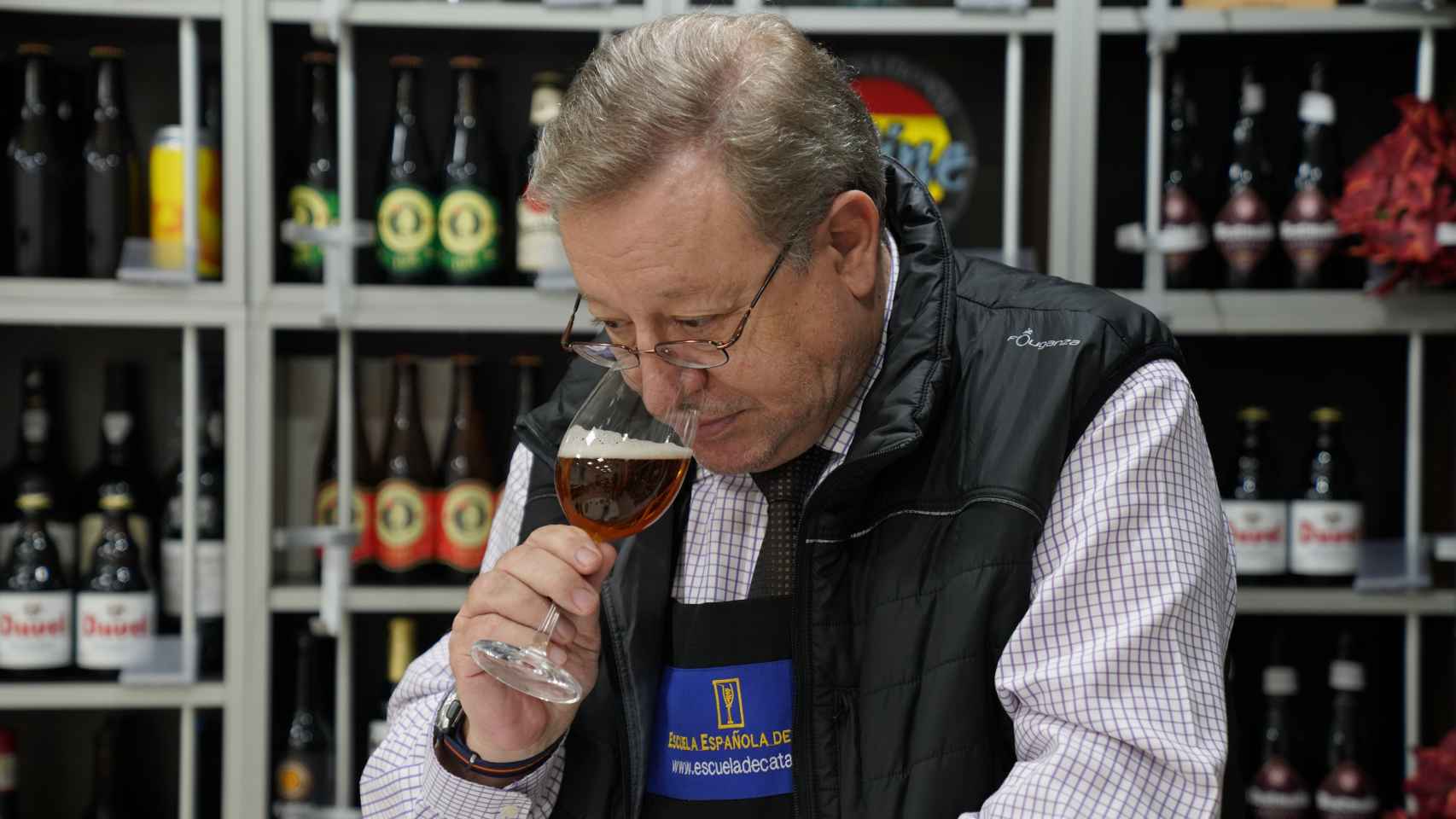 El experto Carlos Gómez huele cada una de las cervezas durante la cata para detectar sus aromas.