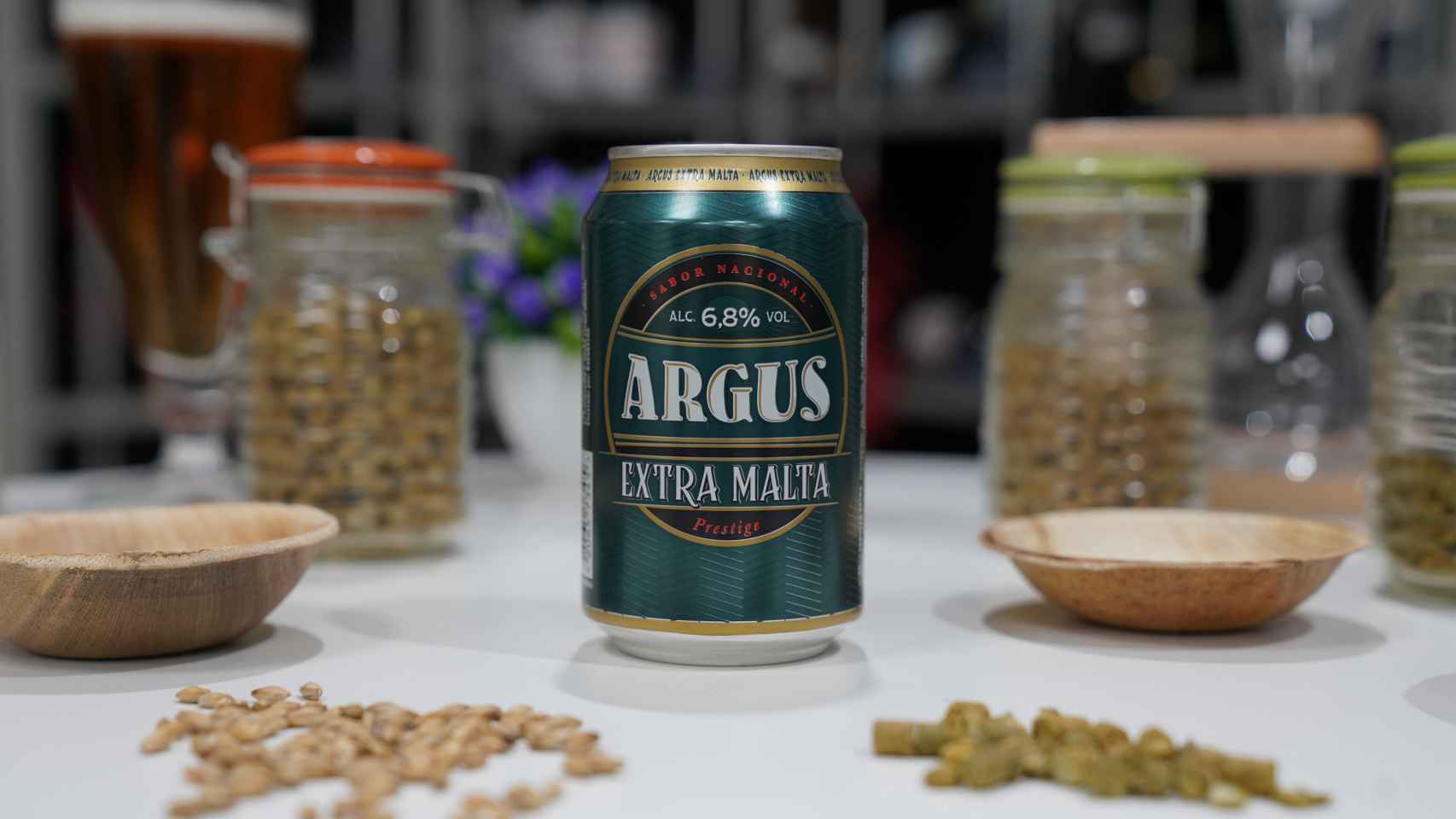 La lata de cerveza de Argus con extra de malta, la marca blanca de Lidl.