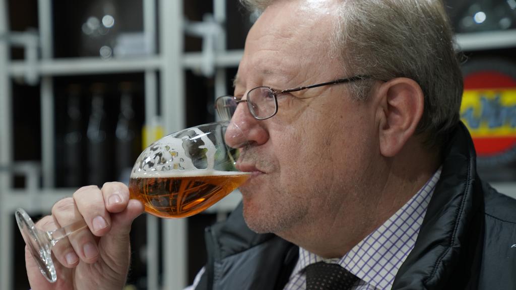 El analista sensorial, Carlos Gómez, probando una de las cervezas durante la cata.