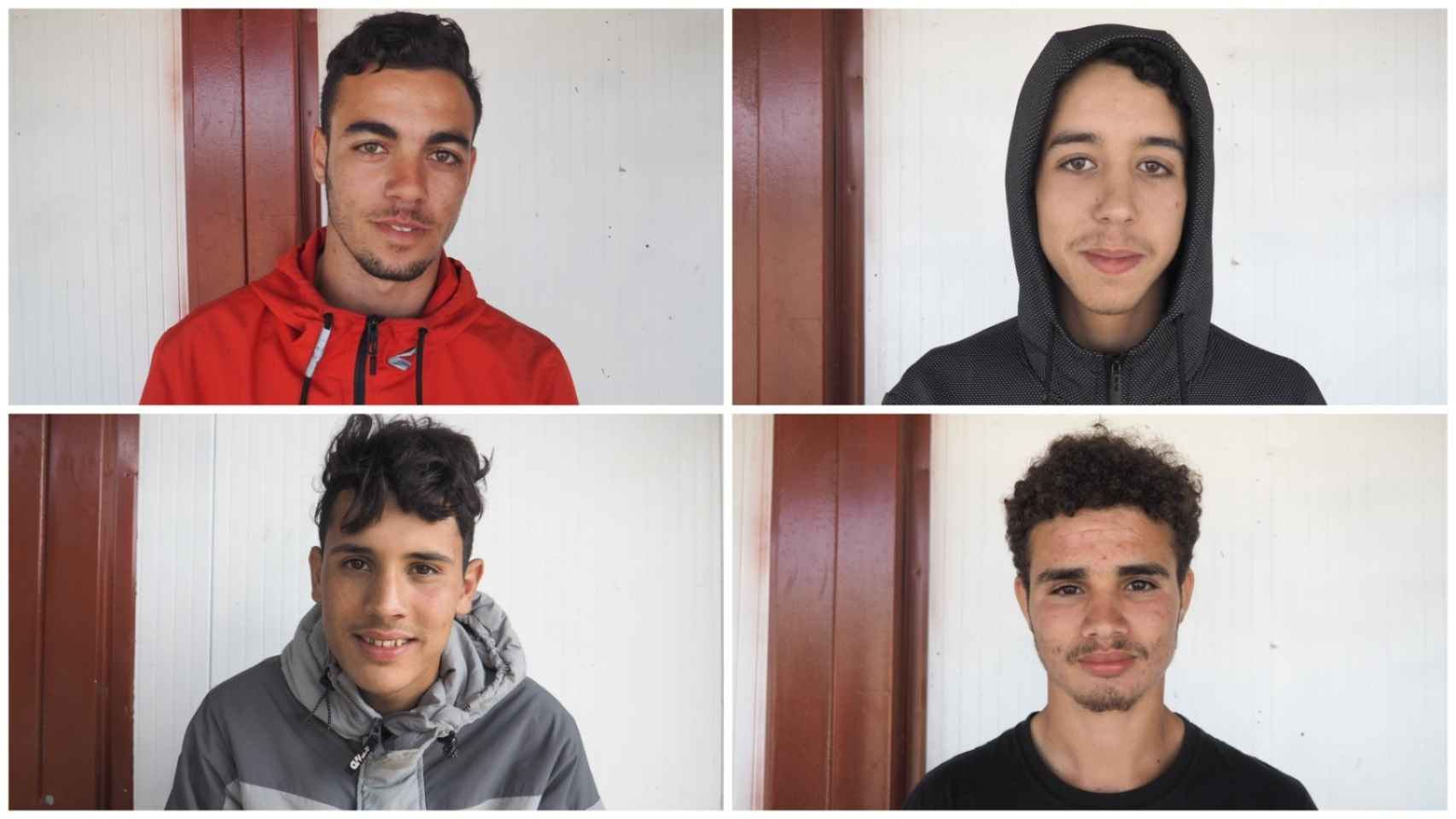 Cuatro de los 140 jóvenes marroquíes extutelados que este año trabajan en la recogida de la fresa en Huelva.