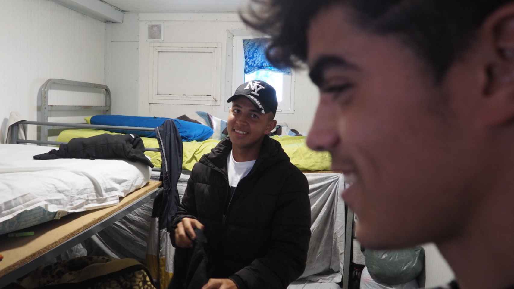 Bilal Lamsayah (al fondo) y Mohamed Benakka, en la habitación que comparten dentro del barracón que les ha facilitado la empresa.