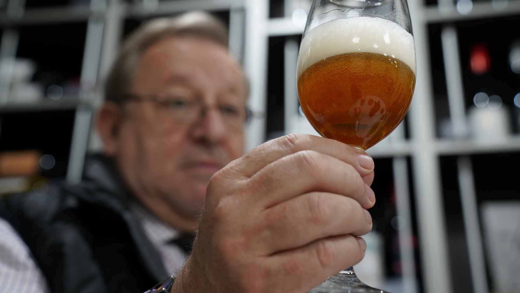 El experto Carlos Gómez observa el color y el comportamiento de la espuma de cada cerveza probada.