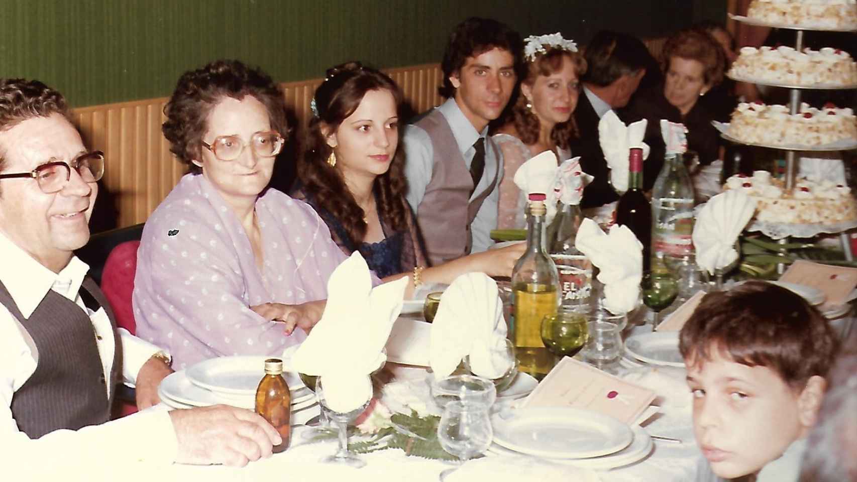 Una foto de familia en los años 80. La segunda por la izquierda, Casimira, la madre de Miguel Ángel.