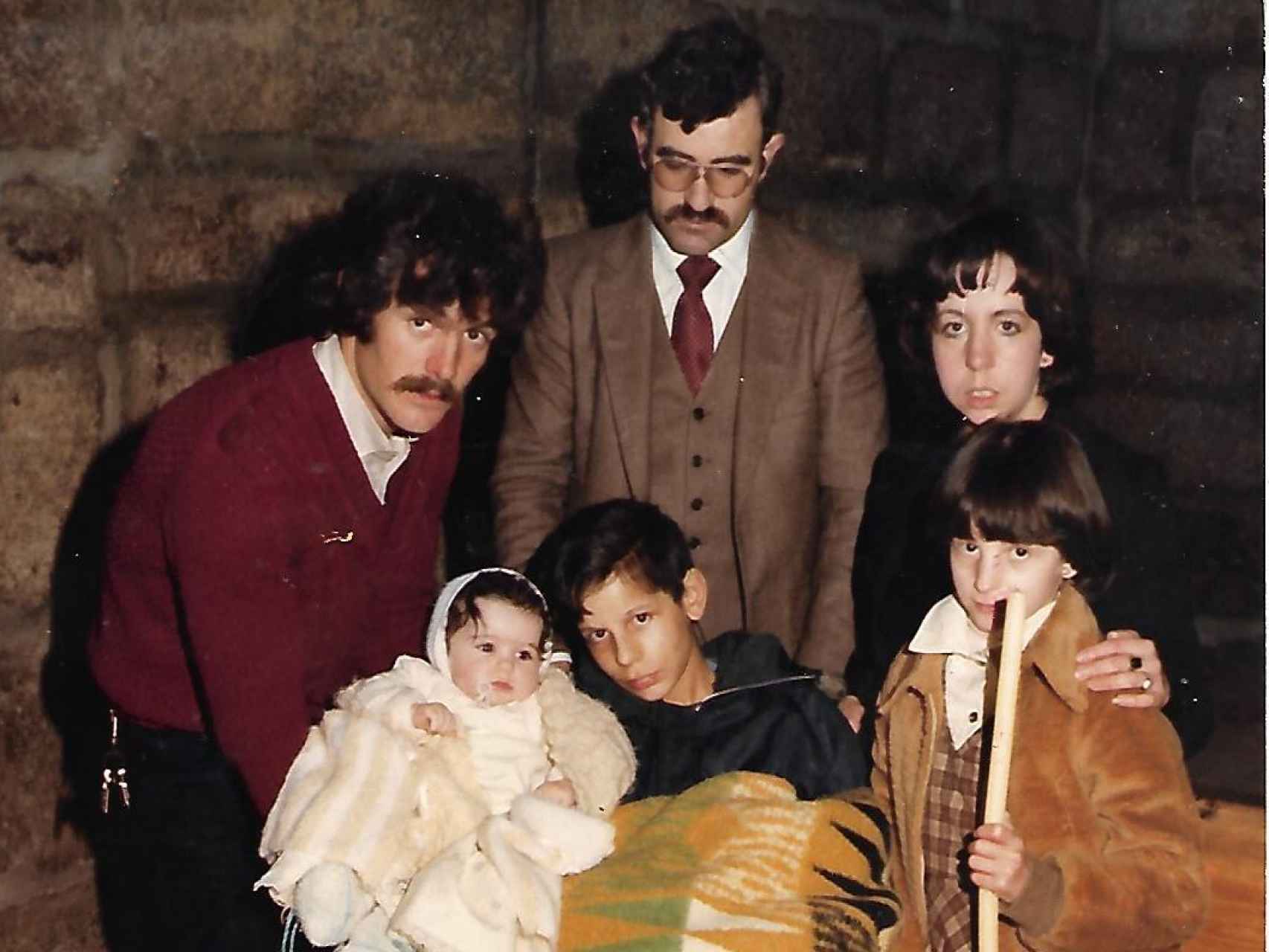 Una foto de familia en los años 80. En el centro, Miguel Ángel y su padre.