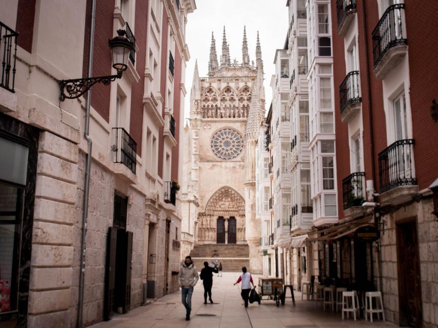 El templo visto desde la Plaza del Rey San Fernando.