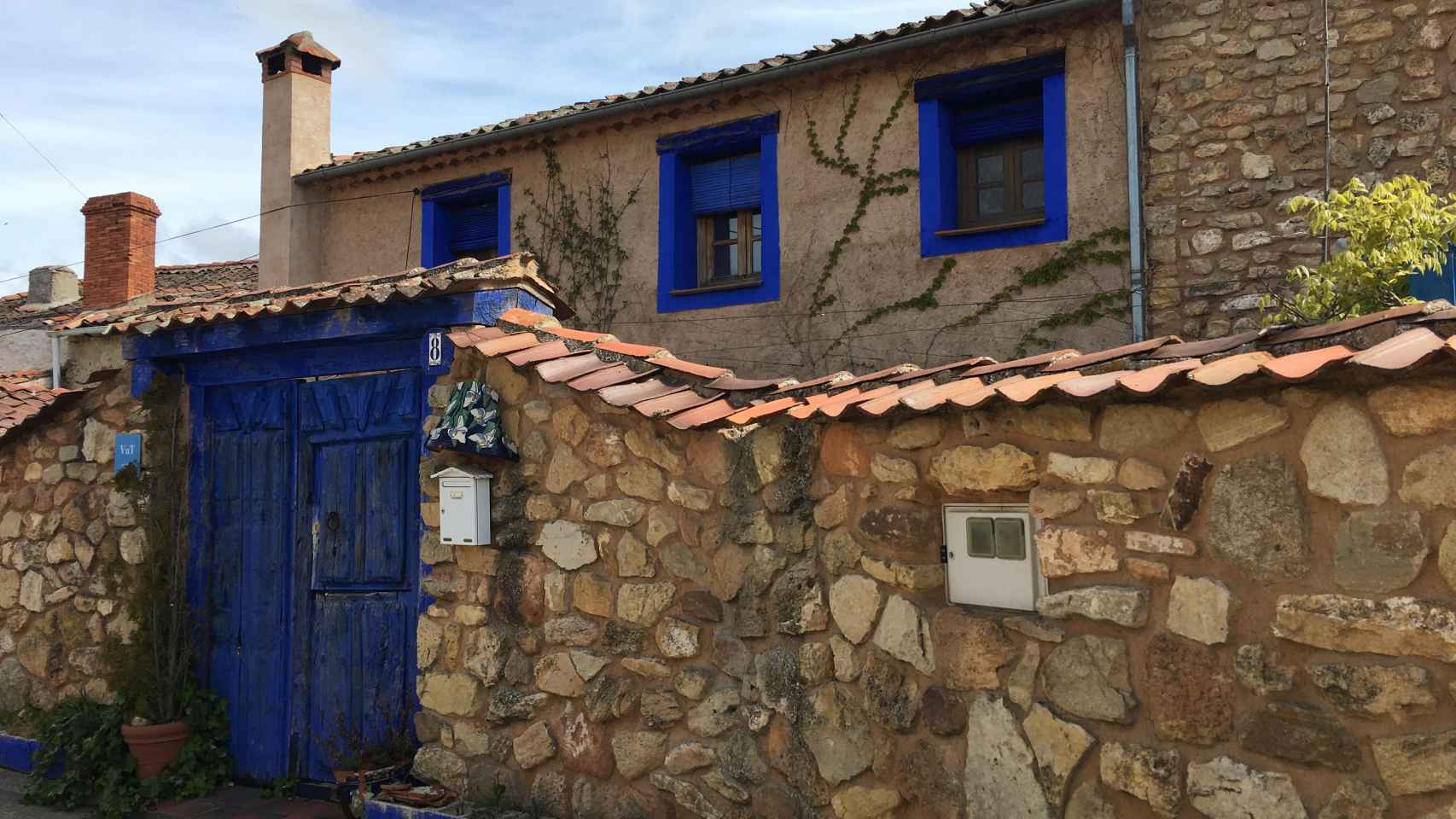 La Casa Azul de Brieva donde Lucía Bosé vivió los últimos 23 años de su vida, hoy  a la venta por 495.000 euros.