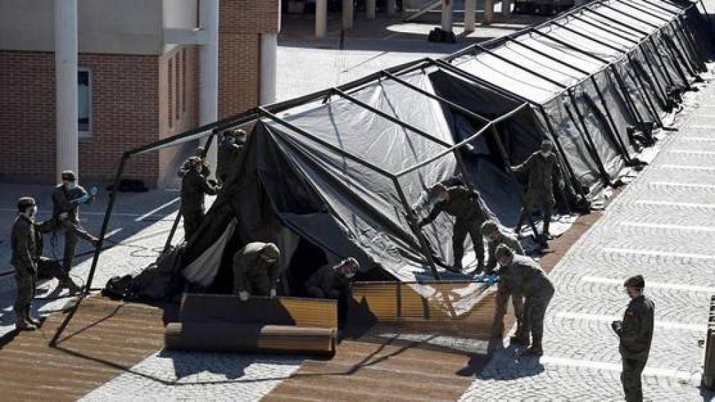 Un día después del fallecimiento de Lucía Bosé, el Ejército instaló en el Hospital de Segovia un hospital de campaña para atender a los enfermos de Covid.