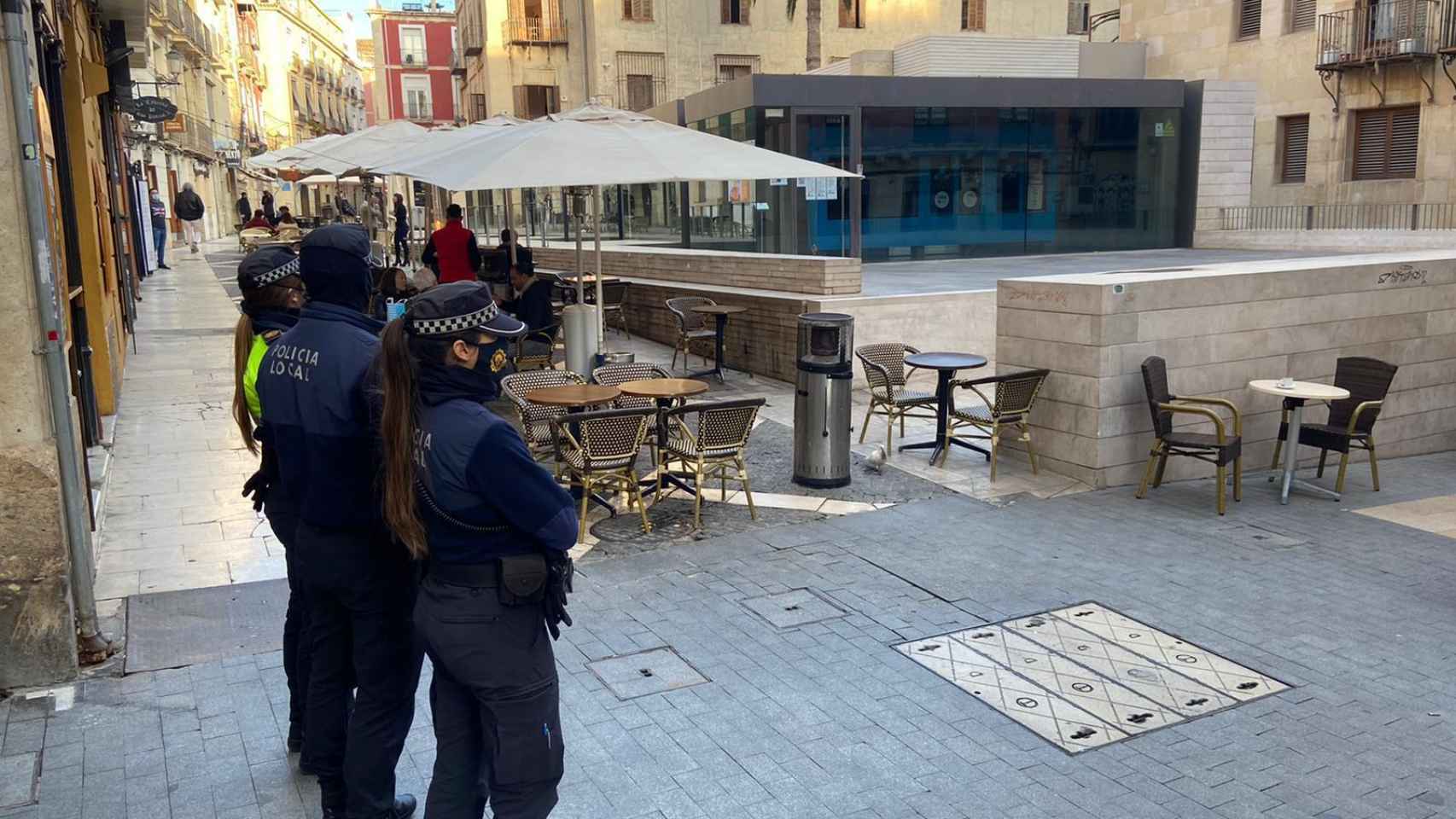 Policías locales de Alicante ante una terraza.