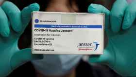 Una caja con la vacuna Janssen, que se ha empezado a suministrar desde este viernes en la Comunidad Valenciana.