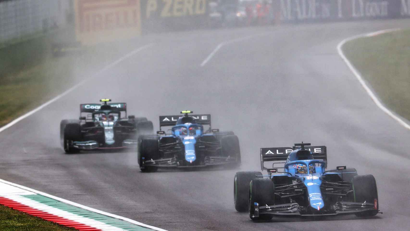 Fernando Alonso y Ocon ruedan entre la lluvia de Imola