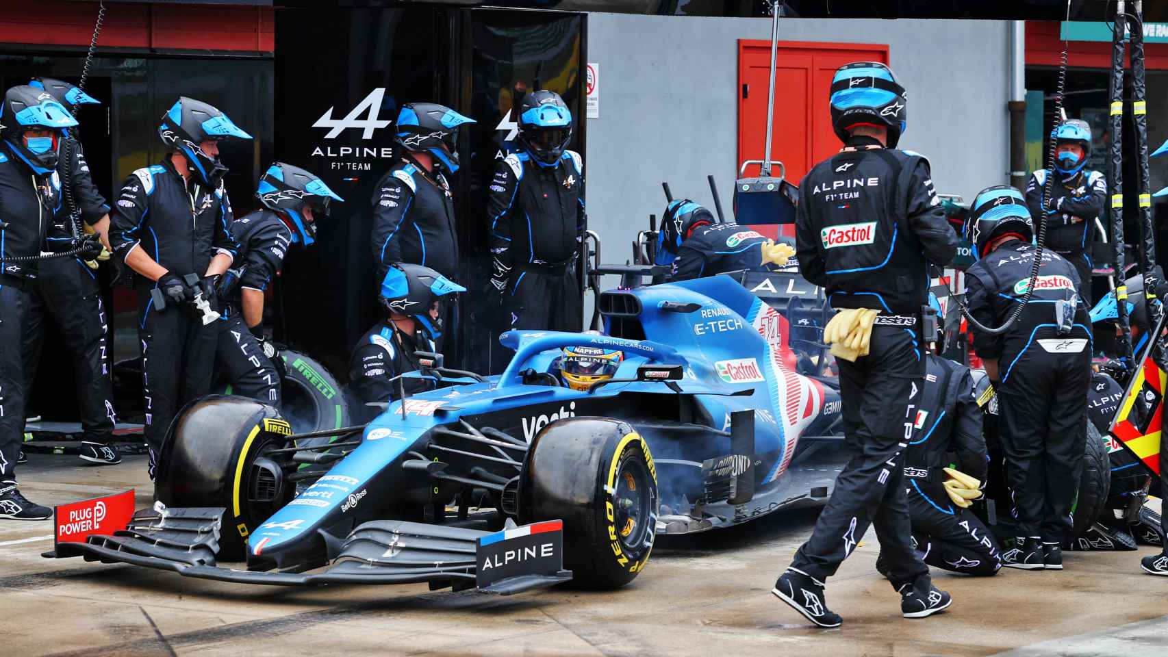 Fernando Alonso en un pit stop en Imola
