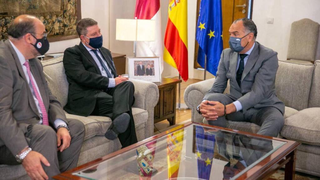 El presidente de Castilla-La Mancha, Emiliano García-Page, y el vicepresidente, José Luis Martínez Guijarro, han recibido este jueves al alcalde de Tarancón (Cuenca), José Manuel López Carrizo