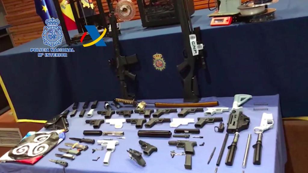 El arsenal completo incautado al detenido en su taller.