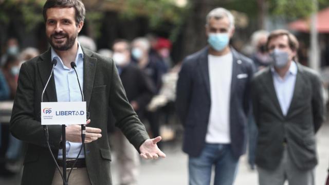 Pablo Casado con Toni Cantó y José Luis Martínez-Almeida a sus espaldas.