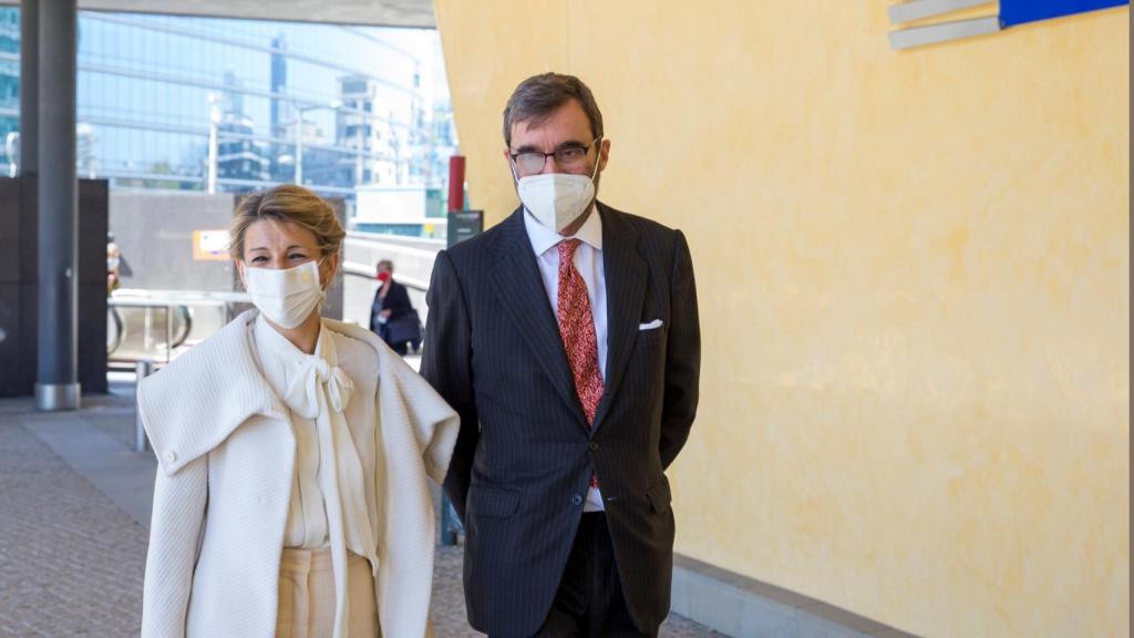 Yolanda Díaz, vicepresidenta tercera del Gobierno, con el comisario europeo de Asuntos Económicos, Valdis Dombrovskis, en Bruselas.