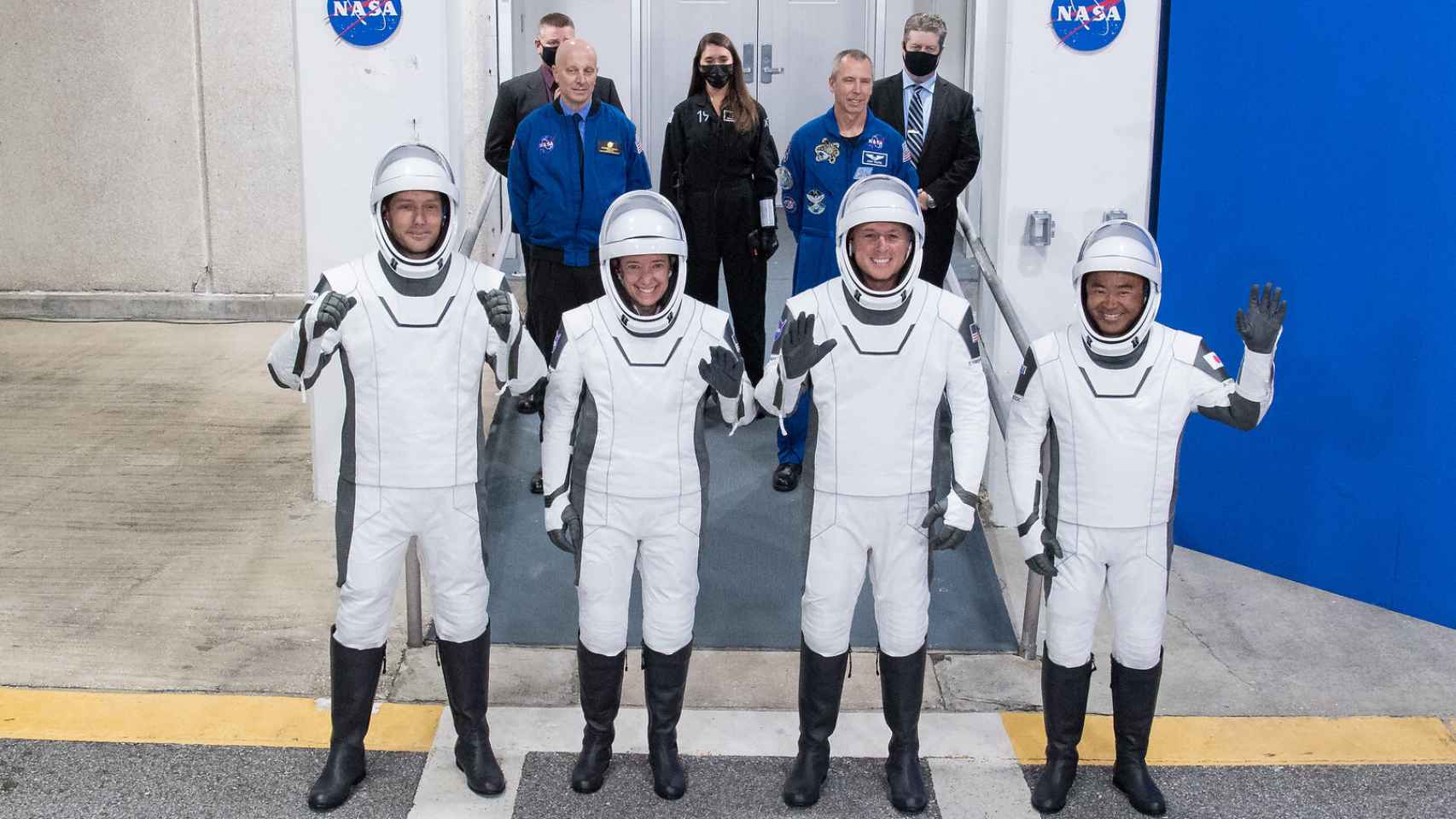 Astronautas de la Crew-2 dirección a la plataforma de lanzamiento