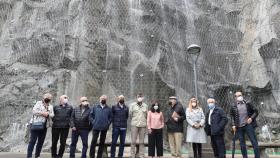 La alcaldesa visitando este viernes la cascada