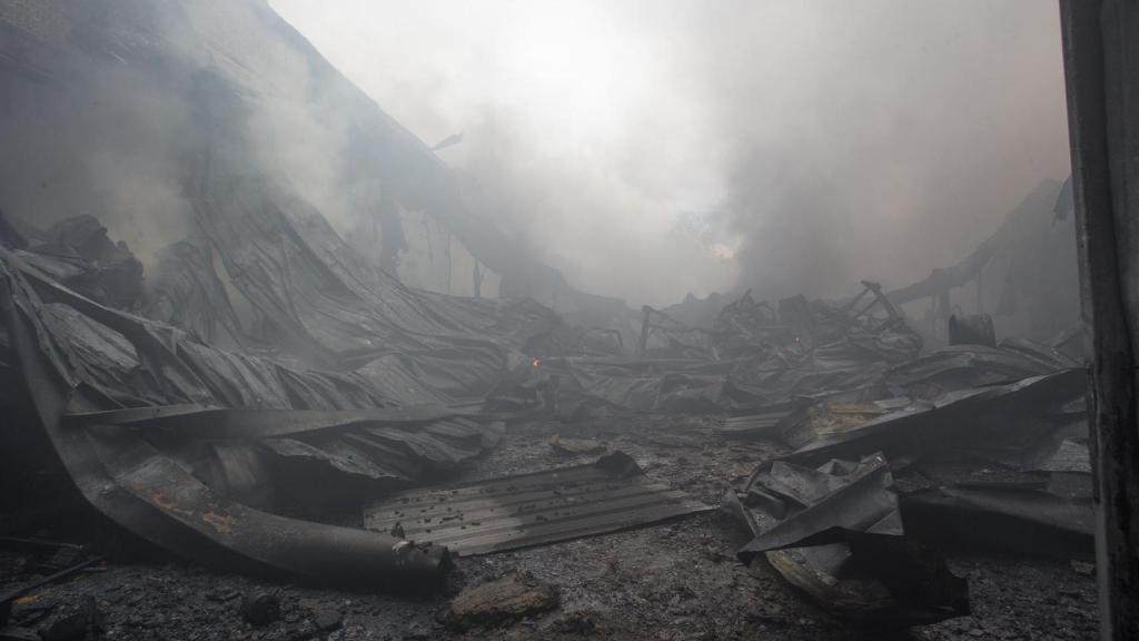 Destrozos generados por un incendio en el Polígono Industrial Ceao, a 11 de abril de 2021, en Lugo.
