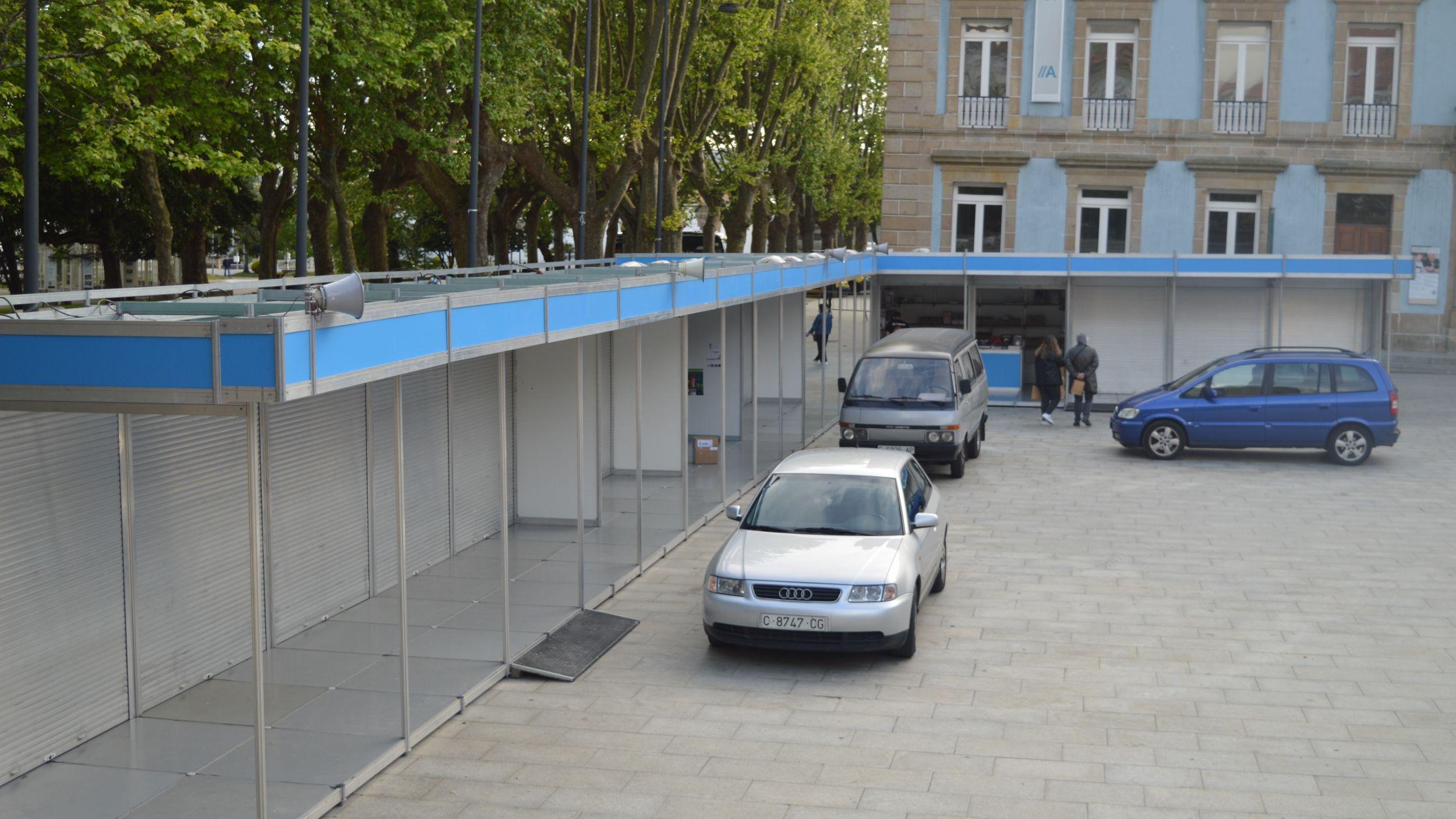 Montaje de las casetas de la Feria del Libro de Ferrol, en la plaza de la Constitución.